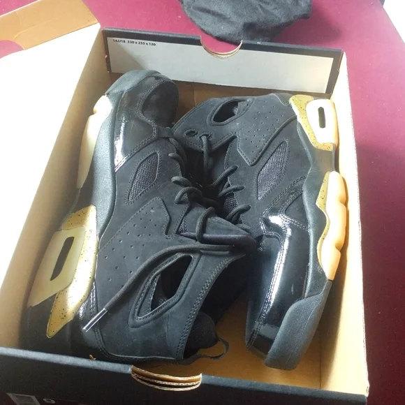 Sports Collectable Shoes - Picture 2 of 3